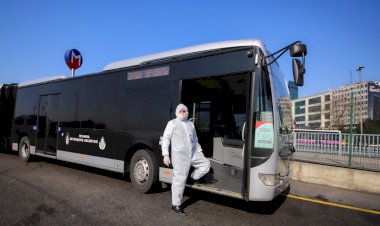 METROBÜS ŞOFÖRLERİ VİRÜSTEN KORUNMAK İÇİN TULUM GİYMEYE BAŞLADI