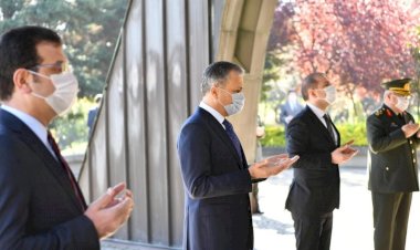 Turgut Özal için sosyal mesafeli anma