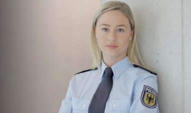 Almanya’da tartışma yaratan poster: Bu polis bir o…