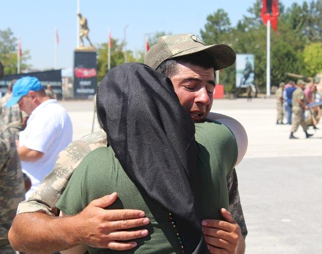 Asker bir anda gözyaşlarına boğuldu: "Üzülme, ben de annenim"
