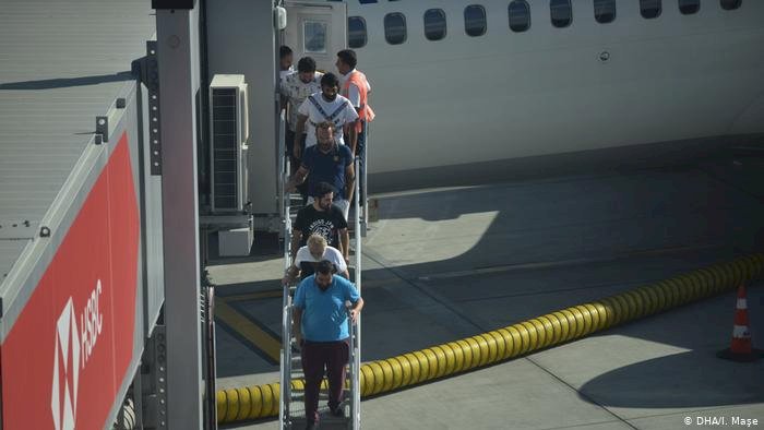 Nijerya'da serbest bırakılan denizciler Türkiye'ye döndü