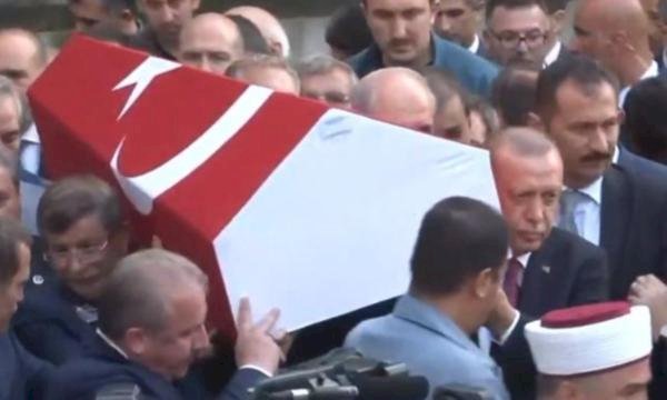 Profesörün tabutunu Erdoğan ile Davutoğlu omuzladı