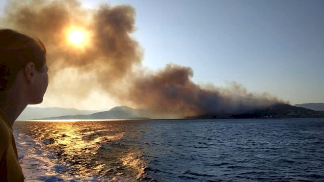 Sisam'da orman yangını: Yüzlerce turist plajlardan ve otellerden tahliye edildi