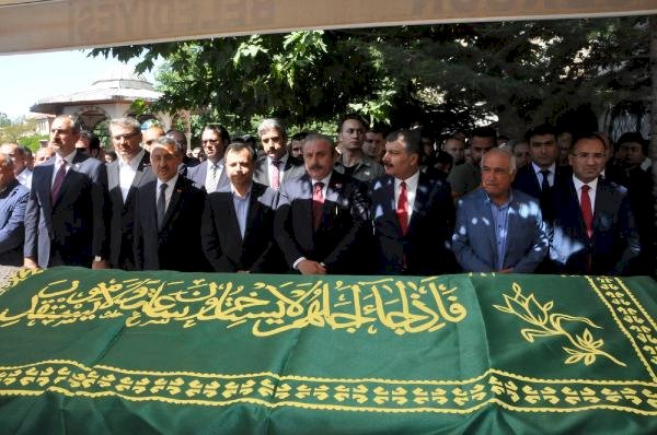 AYM Başkanından annesine son görev