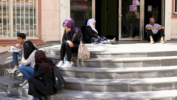 Çocuklarının dağa kaçırıldığını söylediler: HDP önünde oturma eylemi
