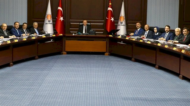 AKP MYK toplantısında beklenen karar geldi ve eski Başbakan Ahmet Davutoğlu dahil 4 isim partiden ihraç edildi.