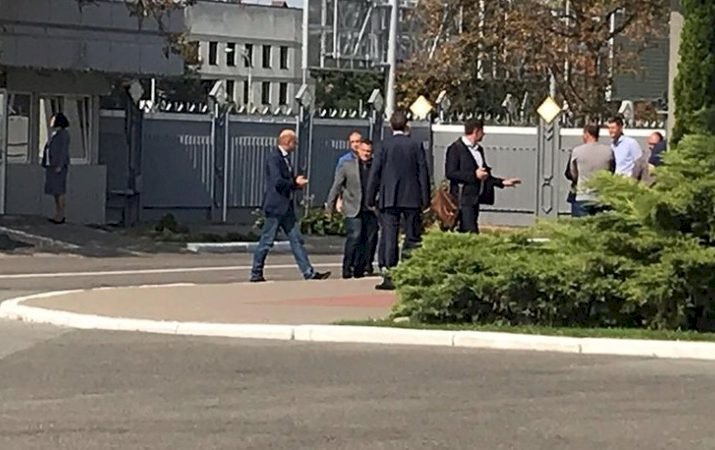 Zelenskiy Ukraynalı siyasi tutsakları karşılamak üzere havaalanına geldi.