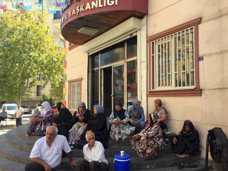 HDP önündeki eyleme pkk tarafından evlatları kaçırılan asker ve polis aileleri de katıldı
