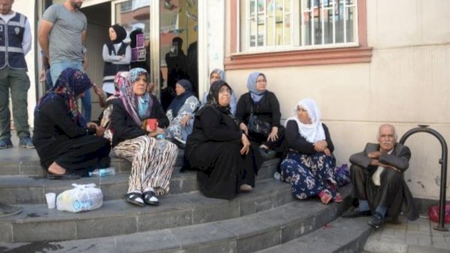 PKK'nın kaçırdığı polis ve askerlerin anneleri de nöbette!