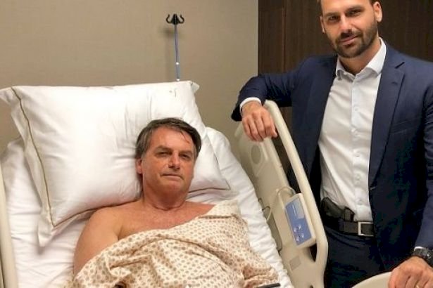 Bolsonaro’nun oğlu hastanede silahla poz verdi