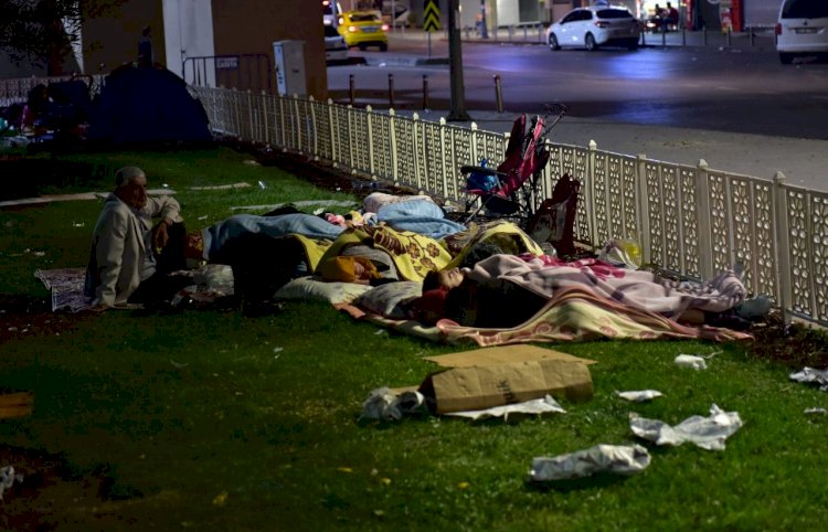 Parklara ve camilere sığmadılar