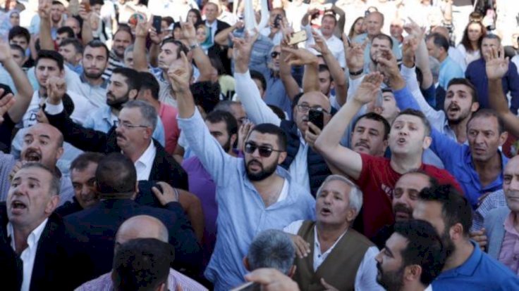 Karamollaoğlu'na ülkücü bir gruptan protesto