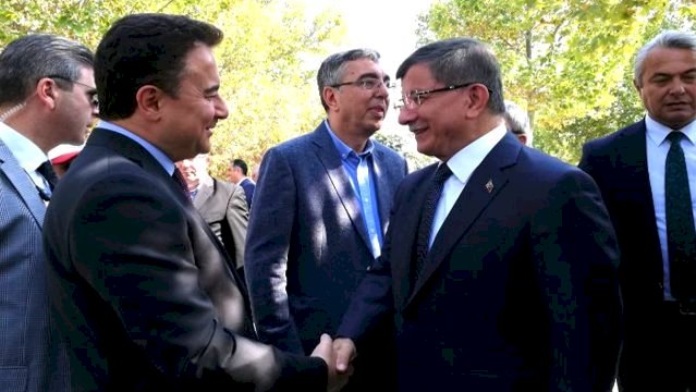 Ahmet Davutoğlu ve eski bakan Ali Babacan cenaze töreninde buluştu.