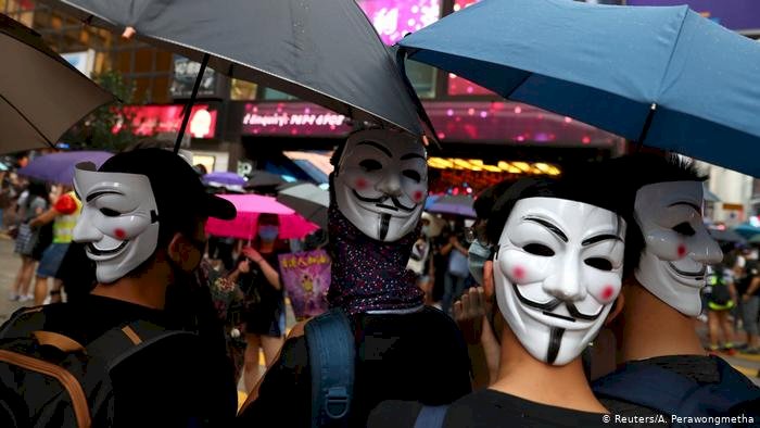 Hong Kong'da protestocular maske yasağına meydan okuyor