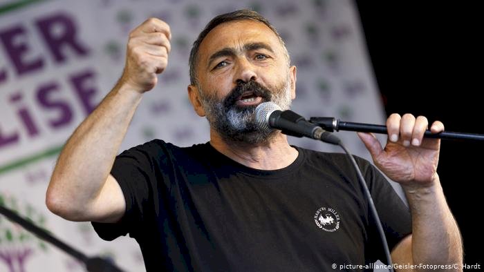 Alevi lidere havaalanında gözaltı