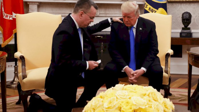 Trump “Brunson” dedi, rahip Brunson da “Olacakları rüyamda görmüştüm” diye elinde kitabıyla ortaya atıldı…