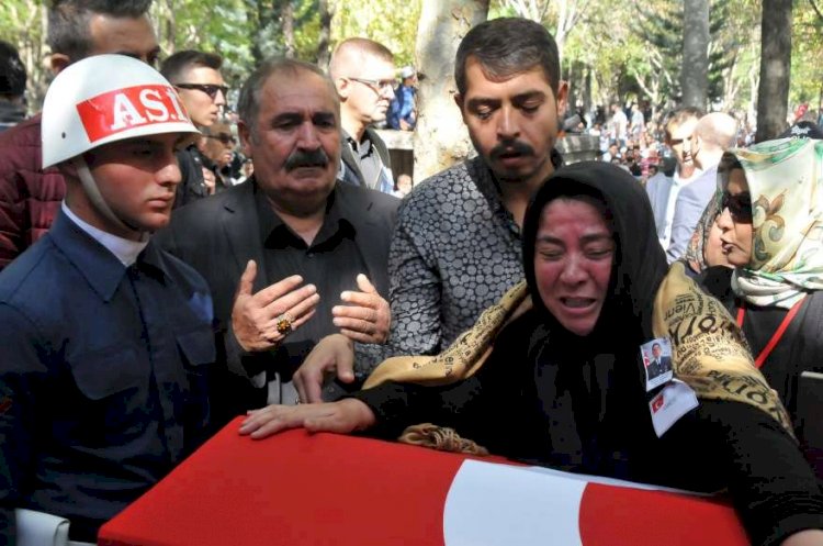 Şehidin annesi oğlunun tabutuna sarılı bayrağı okşayarak ‘bu senin damatlığın’ dedi. 