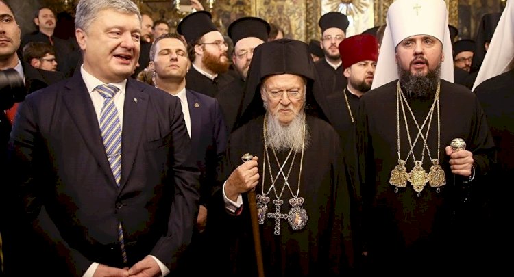 Bartholomeos, Ukrayna Ortodoks Kilisesi'ne otosefallik kazandıran Tomos'u Ukrayna'ya verdi