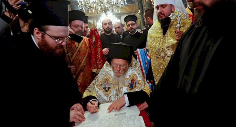 Fener Rum Patriği Bartholomeos, Ukrayna Ortodoks Kilisesi'ne bağımsızlık kazandıracak kararnameyi imzaladı