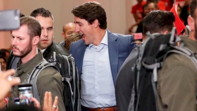 Kanada Başbakanı Trudeau, ilk kez bir mitinge çelik yelekle çıktı