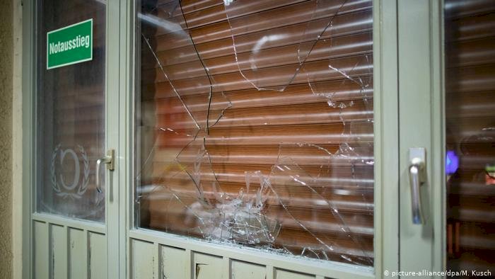 Protestoda Türk iş yerlerine saldırı: 5 yaralı