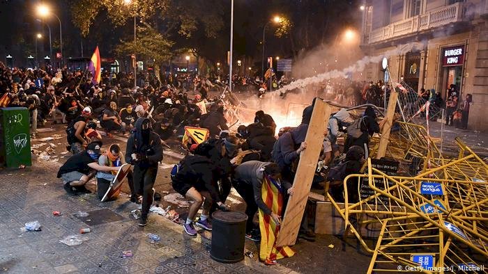 Barcelona'da ayrılıkçılar polisle çatıştı