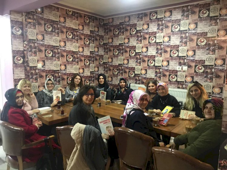 Çocuklar annelerine kitap okuyor
