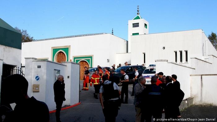 Fransa'da cami önünde silahlı saldırı