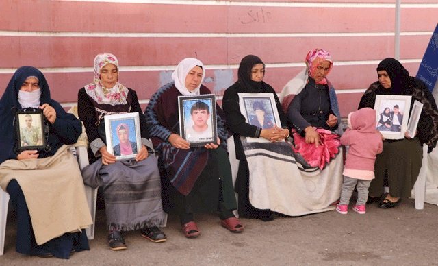"Yeter ki oğlum gelsin, ben çadırda da yaşarım"