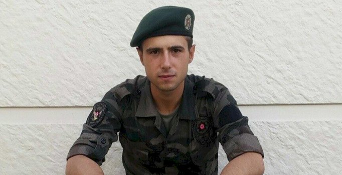 Şehit oğlunu el sallayarak uğurladı