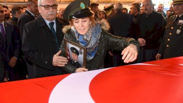 Şehit eşini başında şapkası, kucağında fotoğrafıyla uğurladı