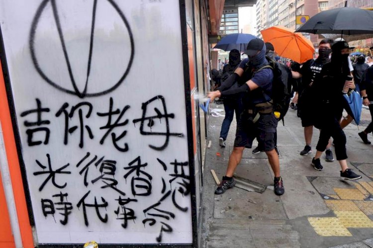 Göstericiler Çin'le bağlantılı küresel şirketlere saldırdı