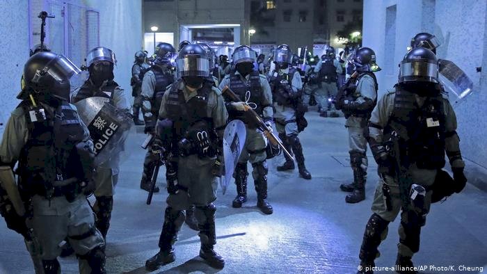 Hong Kong'daki ölüm protestoları alevlendirdi