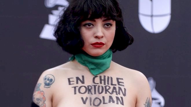 Mon Laferte: Şilili şarkıcıdan Latin Grammy Ödülleri'nde kırmızı halıda üstsüz protesto