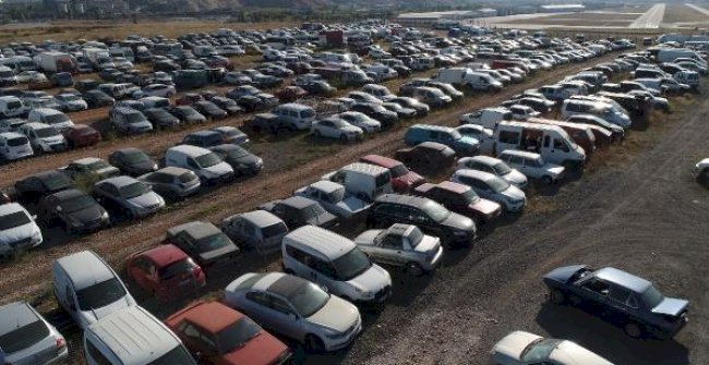 Yüzlerce araç çürümeye terk edildi