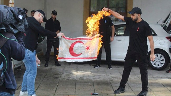 Rumlar KKTC bayrağını yaktı!