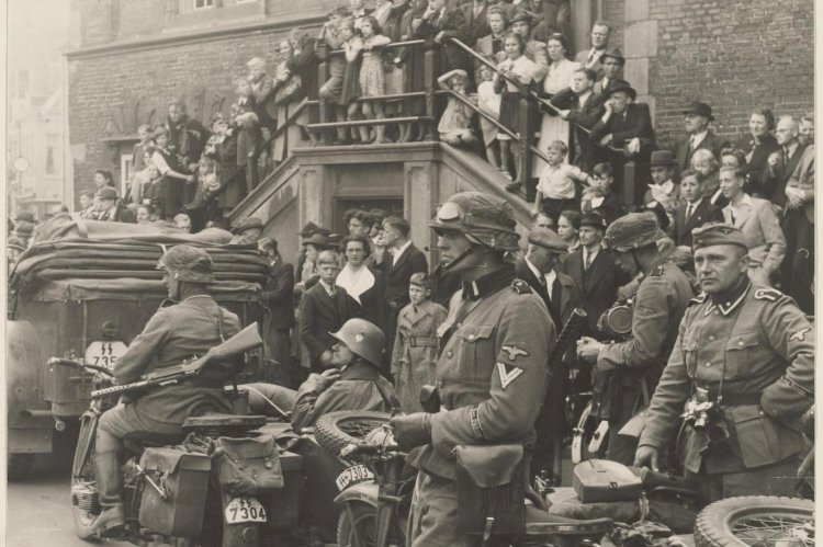 Nazi askerlerini ormana çekip vurmadan önce onlarla flört eden genç kızların hikayesi
