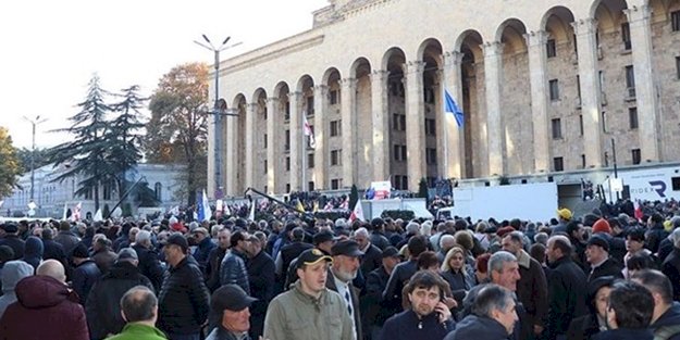 Gürcistan'da parlamento kuşatıldı!