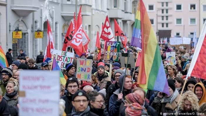 Hannover'de aşırı sağcılar protesto edildi