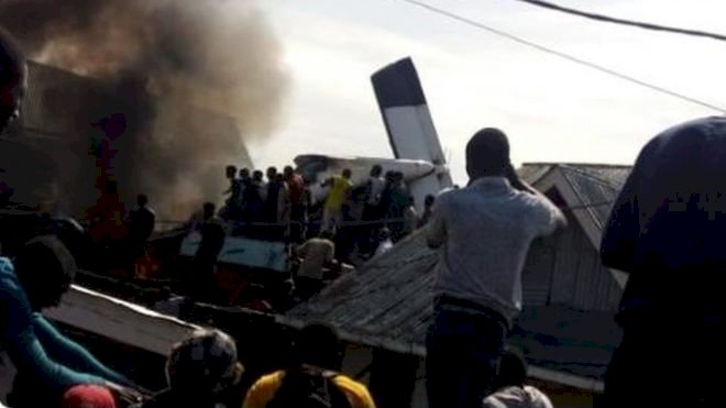Demokratik Kongo'da yolcu uçağı evlerin üzerine düştü