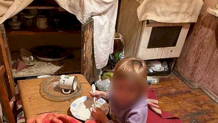 Ukrayna'da açlıktan duvar kağıdı yiyen iki çocuk kurtarıldı