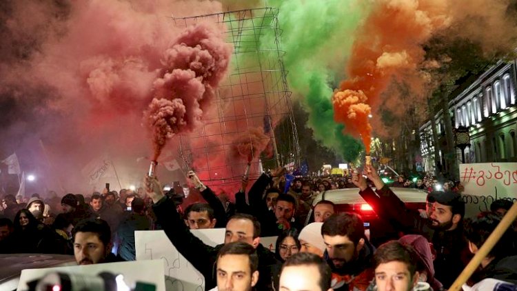 Gürcistan'da güvenlik güçleri parlamentoyu kuşatan protestoculara müdahale etti