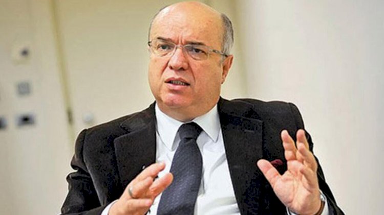 “Bir parmak ayı gösterdiğinde akıllılar aya, aptallar ise parmağa bakar.”