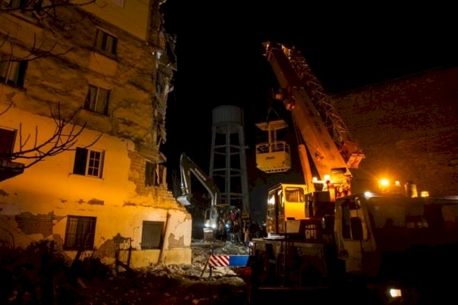 Arnavutluk'ta 28 kişinin hayatını kaybettiği deprem için Türkiye yardım gönderdi