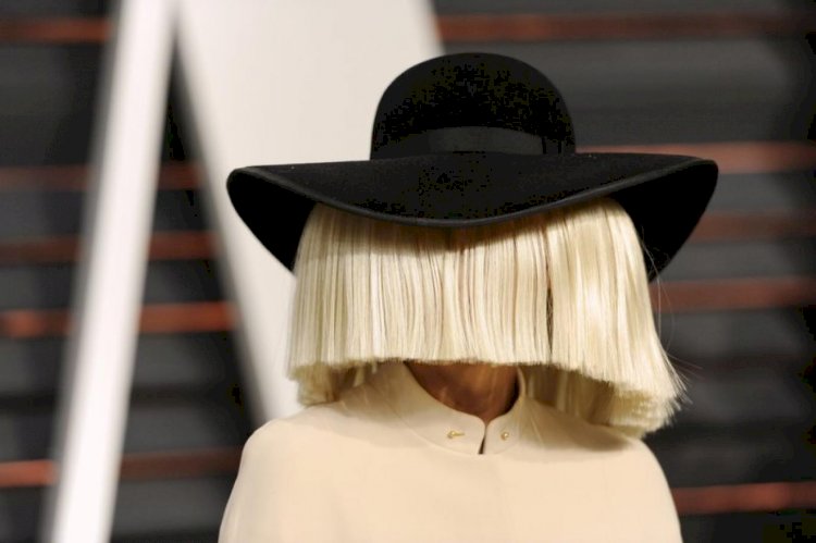 Sia "gerçek yüzünü" gösterip, gittiği markette Şükran Günü alışverişi yapanların parasını ödedi