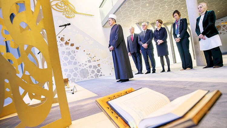 Almanya Cumhurbaşkanı'ndan cami ziyareti: Hocam bana namazı göster