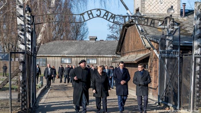 Merkel Auschwitz toplama kampını ilk kez ziyaret etti