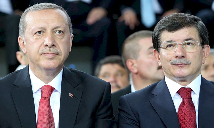 Erdoğan ve Davutoğlu afişinin üzerinde de “Yolunuz yolumuz” yazılıydı.