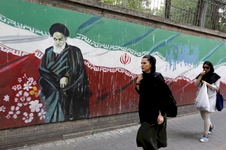 Siyah çadurdan kızıla boyalı saçlara İran İslam Cumhuriyeti kadınları
