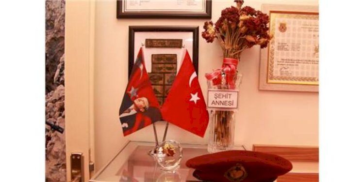 Şehit Oğlunun Hatıralarıyla Yaşıyor